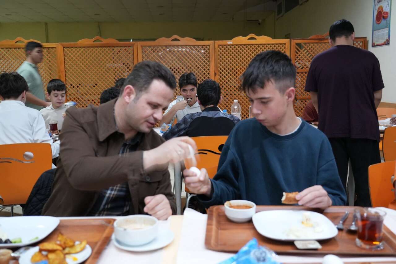 İl Milli Eğitim Müdürü Emre Çay Öğrencilerle Sahur Sofrasında Buluştu 5